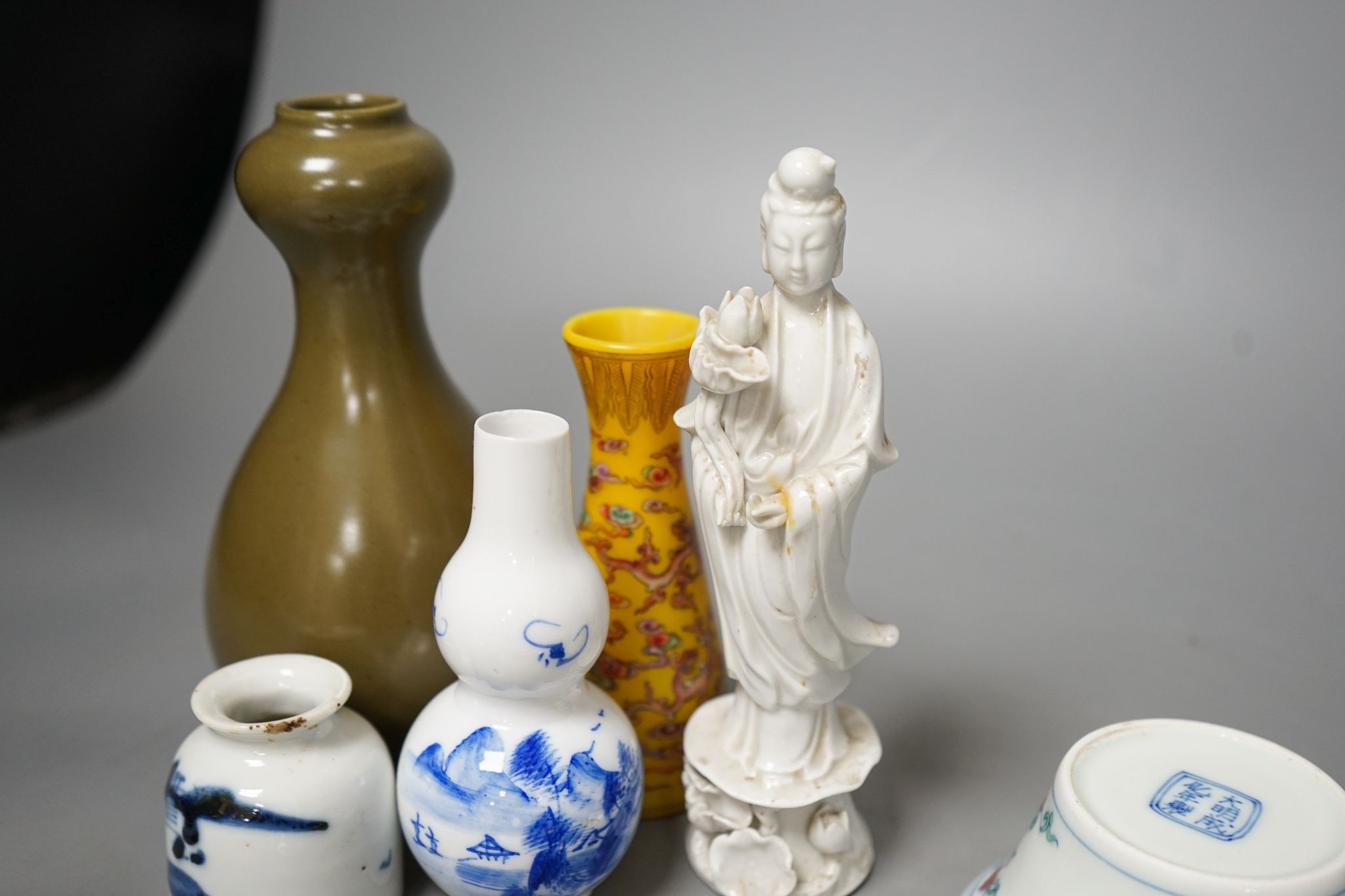 A group of Chinese ceramics including a tea dust vase, blanc de chine figure, famille rose box and cover etc., tallest 16cm